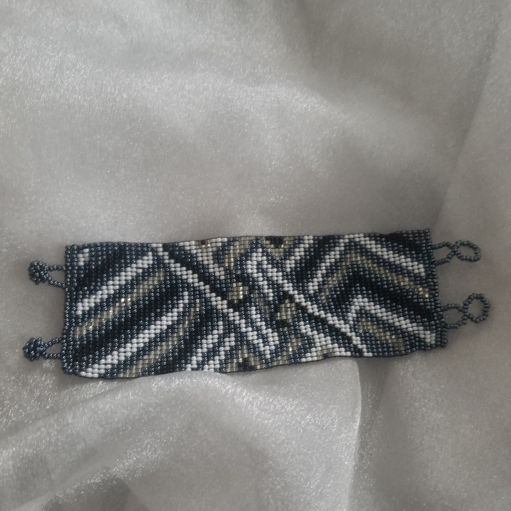 Handmade beaded bracelet - Picture 2 of 3